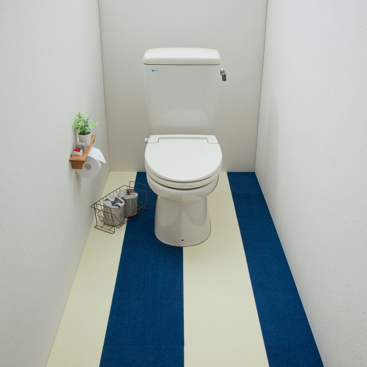 サンコー おくだけ吸着 撥水タイルマット ネイビー 8枚 撥水 防臭 洗濯可 タイルマット